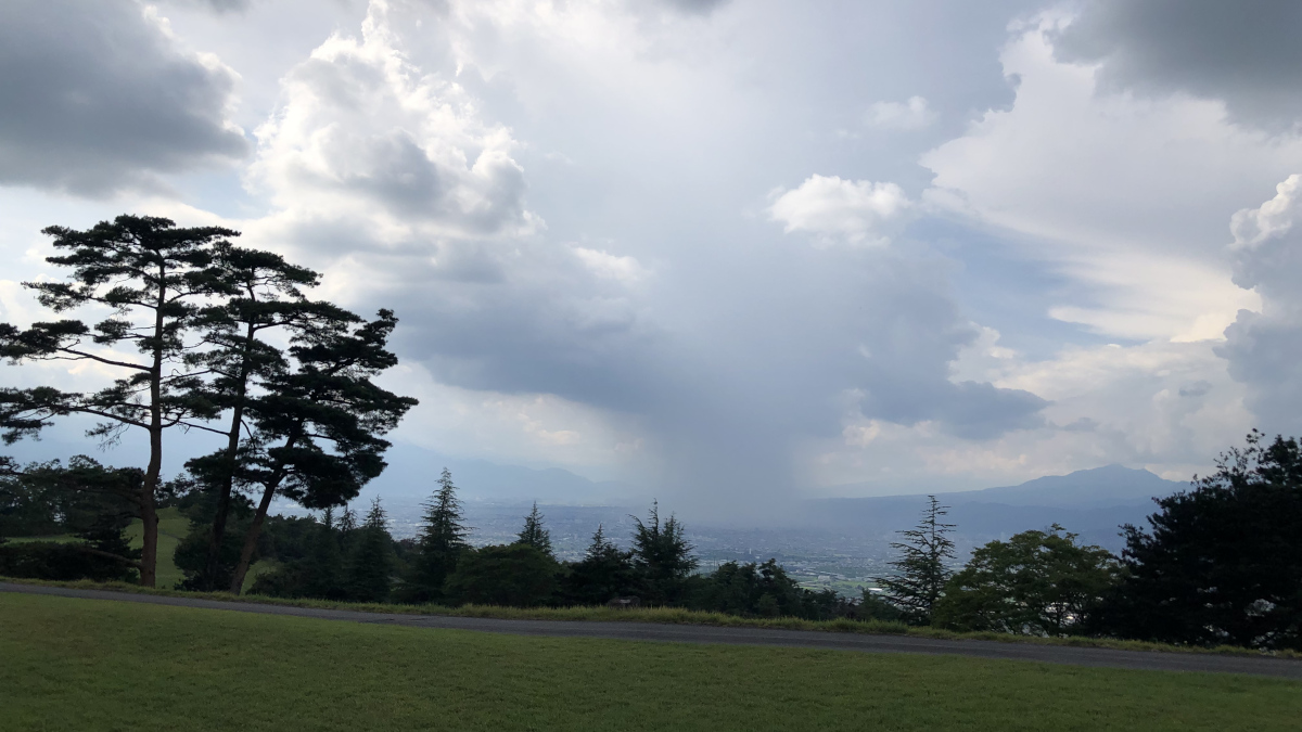 境川カントリー倶楽部から甲府方面の雨柱