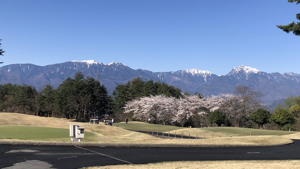 シャトレーゼヴィンテージゴルフ倶楽部　甲斐駒ヶ岳、桜満開