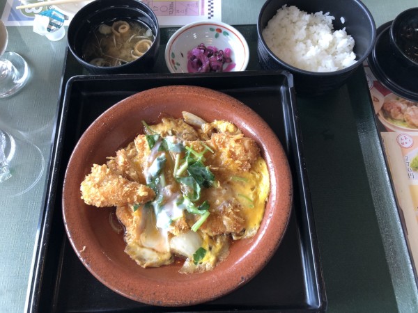 敷島カントリー倶楽部名物の煮かつ定食